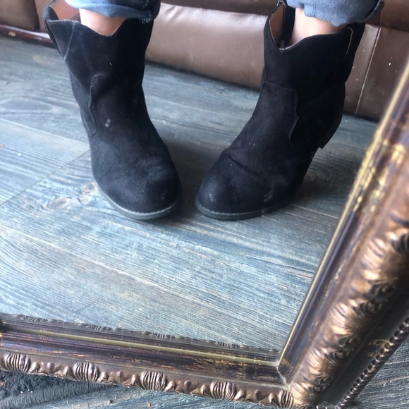 Boots - Picture 3 of 6